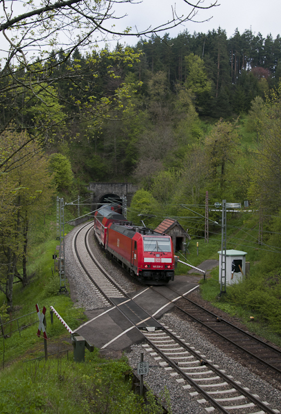 146 228-2 mit IRE 4710 (Konstanz - Karlsruhe Hbf) am 22. Mai 2010 an der Nubacher Anrufschranke.