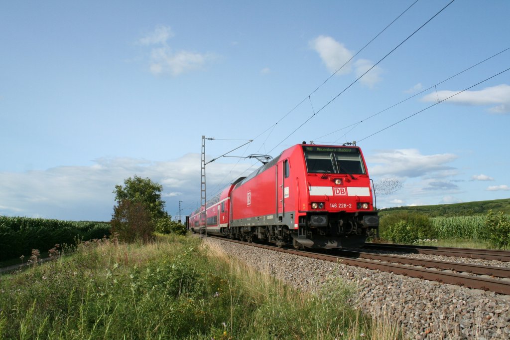 146 228-2 ist seit langem mal wieder mit einer RB nach Neuenburg (am Rhein) unterwegs. Die Lok fiehl lange Zeit wegen kaputter Schwingungsdmpfer auf der Rheintalbahn aus und war wegen der geringen Hchstgeschwindikeit von 120 km/h oft im Hllental eingesetzt. Das Bild entstand am 14.07.12 bei Hgelheim. 