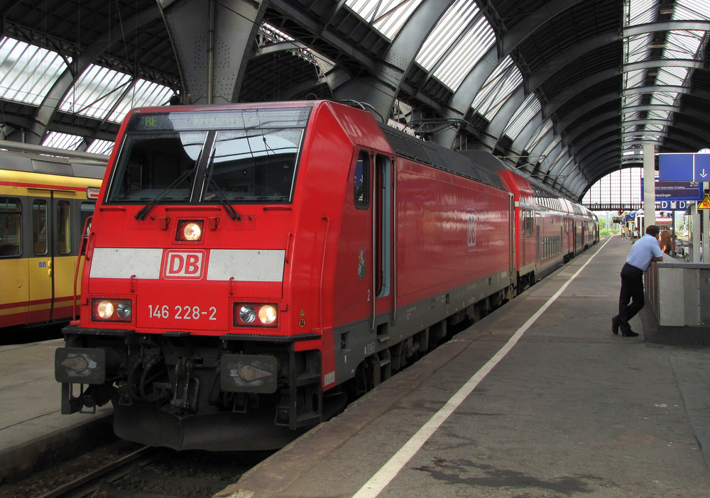 146 228-2 steht hier in Karlsruhe Hbf bereit. Die Reise geht in wenigen Minuten weiter nach Kreuzlingen. 12.08.2010