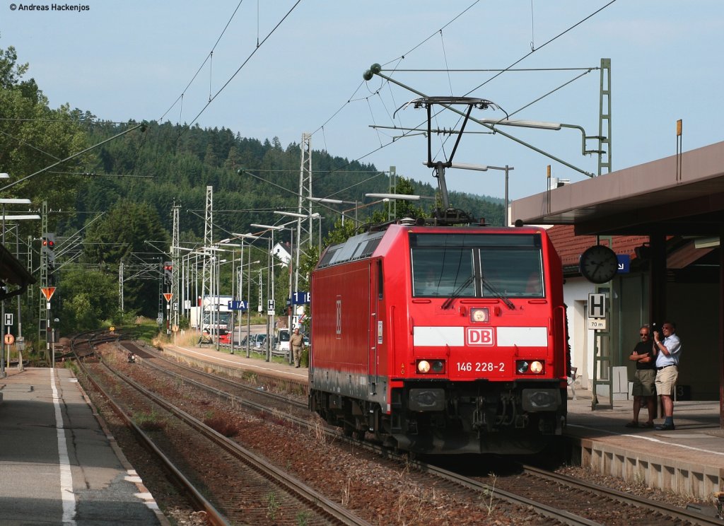 146 228-2  St.Georgen(Schwarzw)  fhrt mit dem Brgermeister am Steuer, nach der Taufe wieder in St.Georgen am 11.7.10 ein