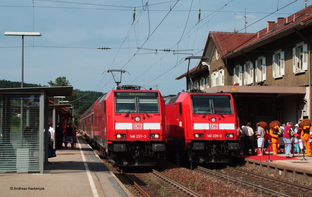 146 228-2  St.Georgen(Schwarzw)  steht frisch getauft in St.Georgen am 11.7.10 Whrend 146 237-3  Karlsruhe  neben ihr mit dem RE 5183 (Karlsruhe Hbf-Kreuzlingen).