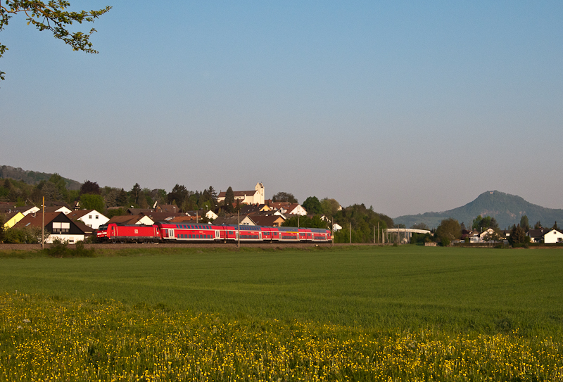146 228 mit dem RE 4707 (Villingen(Schwarzwald) - Konstanz) am 25. April 2011 bei Mhlhausen.