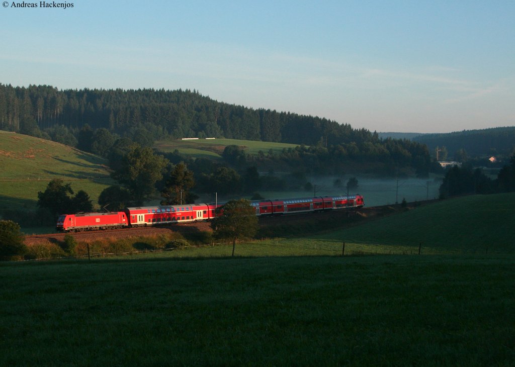 146 23* mit dem RE 4701 (Karlsruhe Hbf-Konstanz) am frhen Morgen des 7.8.10 zwischen St.Georgen und Villingen