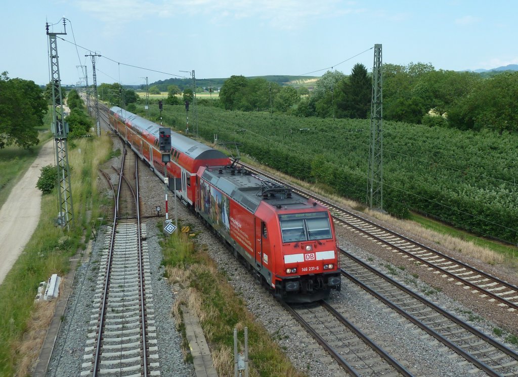 146 231-6 mit ihrer Schwarzwladbahn-Werbung und einem RE nach Basel Bad. Bf am Nachmittag des 16.06.12 im nrdlichen Bahnhofsbereich von Mllheim (Baden).