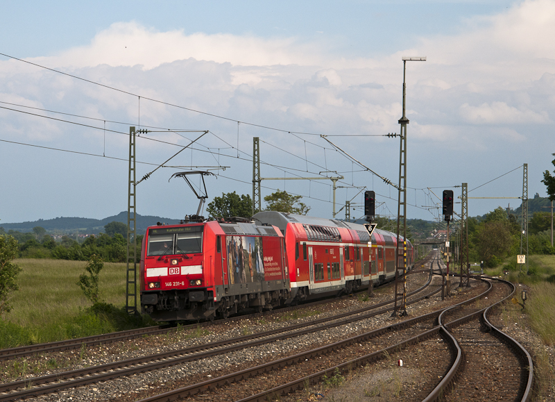 146 231-6  Triberger Wasserf�lle  und 146 239-9  Hausach  mit RE 5190 (Kreuzlingen - Karlsruhe Hbf) am 29. Mai 2010 in Welschingen-Neuhausen. Gru� zur�ck!
