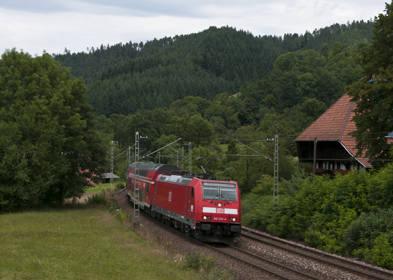 146 232-4 und 146 238-1 am 1. August 2010 mit IRE 5191 (Karlsruhe Hbf - Kreuzlingen) bei Gutach.