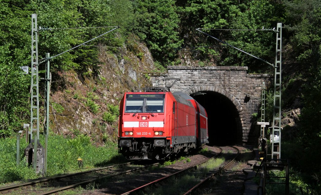 146 232-4 mit dem IRE 5315 (Karlsruhe Hbf-Kreuzlingen) beim Verlassen des Kurzenbergtunnels 26.5.12