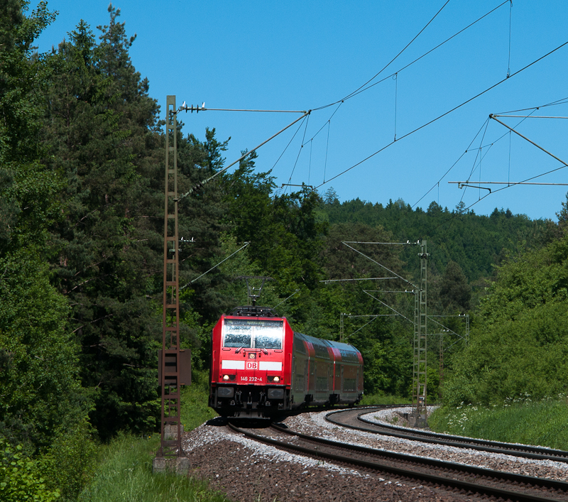 146 232-4 mit RE 4713 (Karlsruhe Hbf - Konstanz) am 5. Juni 2010 bei Engen.