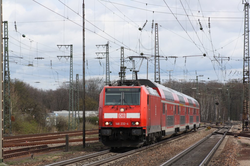 146 232-4 zieht einen RE nach Konstanz.April 2010