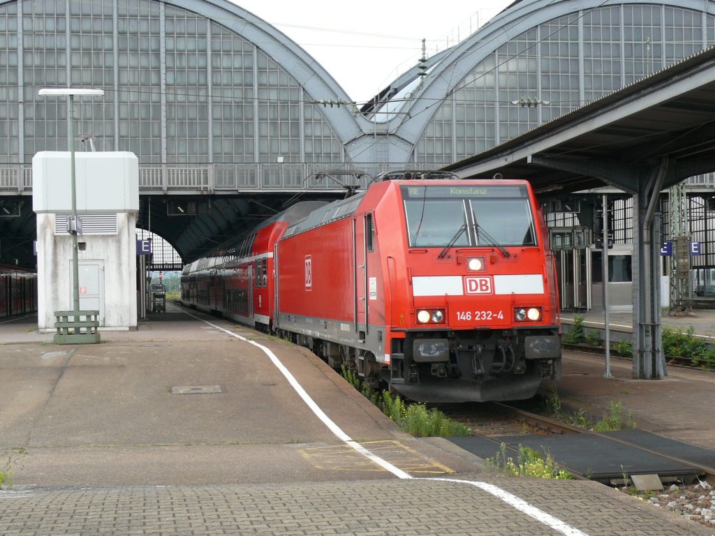 146 232 mit einem RE von Karslruhe nach Kosntanz hier bei der Ausfahrt von Karlsruhe Hbf. 
