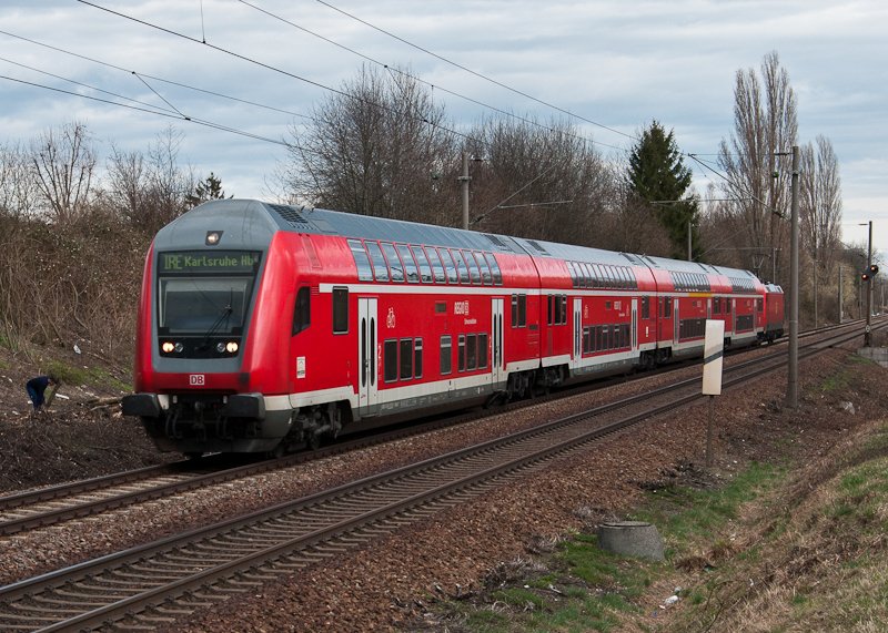 146 234-0 mit IRE 5188 (Konstanz - Karlsruhe Hbf) am 27. Mrz 2010 in Konstanz-Wollmatingen.