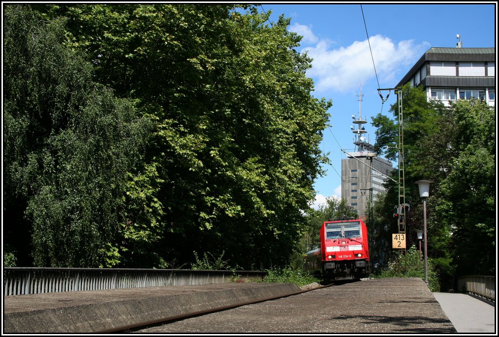 146 234-0 zieht einen RE von Karlsruhe nach Kreuzlingen durch Konstanz, 09.08.10