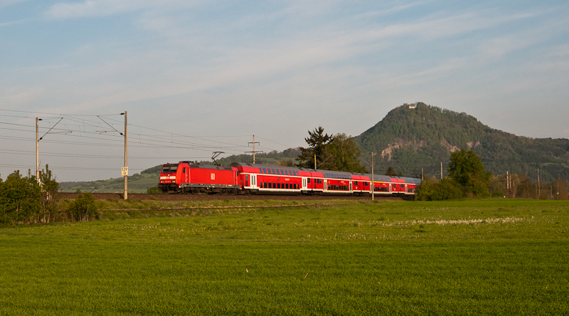 146 235-7 mit dem RE 4705 (Baden-Baden - Konstanz) am 23. April 2011 bei Welschingen.