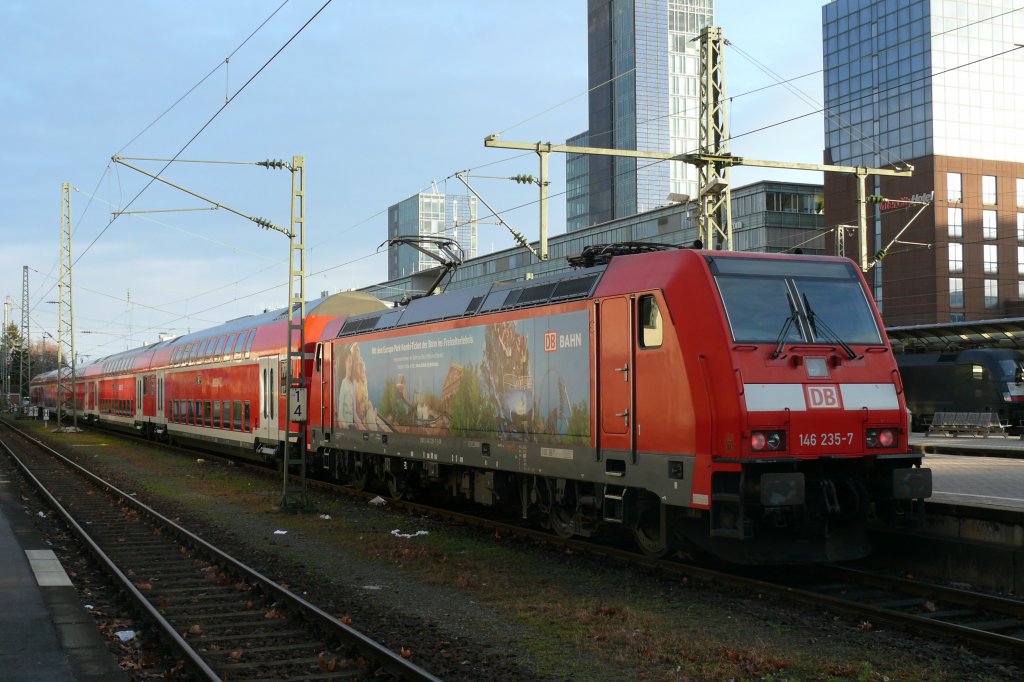 146 235 mit einer RB nach Neustadt in Freiburg Hbf auf Gleis 7. 25.12.11