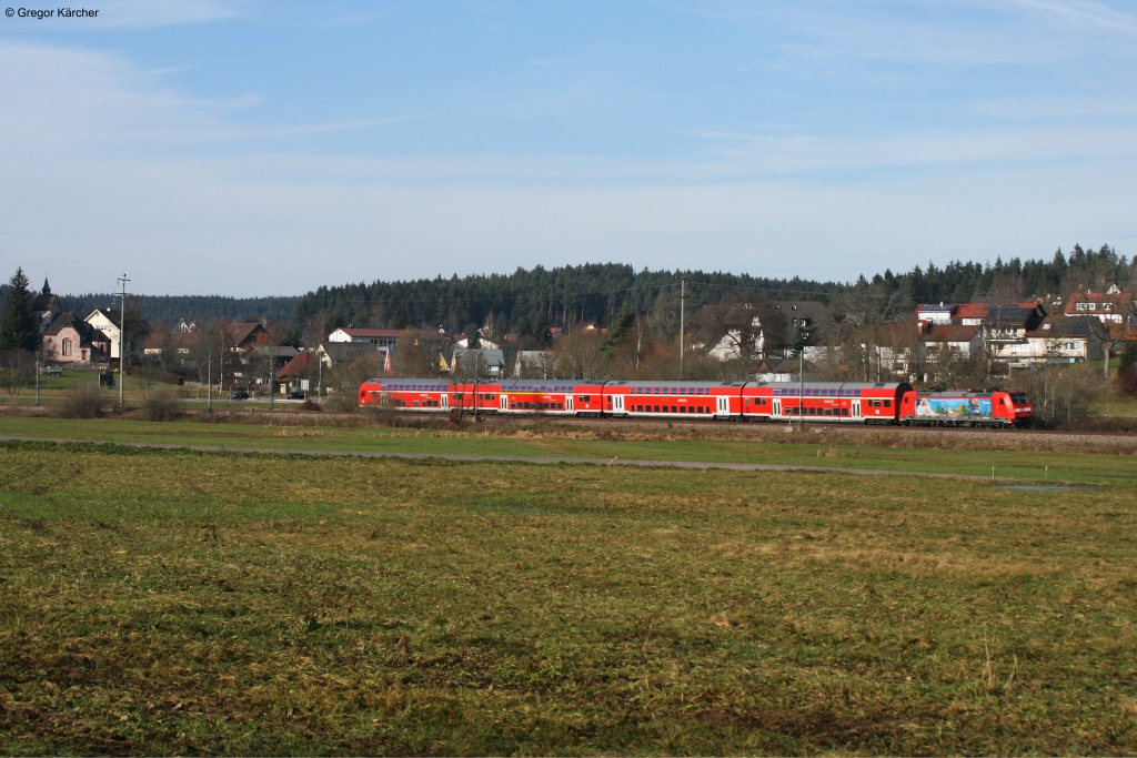 146 235 schiebt einen RE Richtung Karlsruhe durch das Brigachtal hinauf. Aufgenommen am 17.11.2012 bei Peterzell (St. Georgen).
