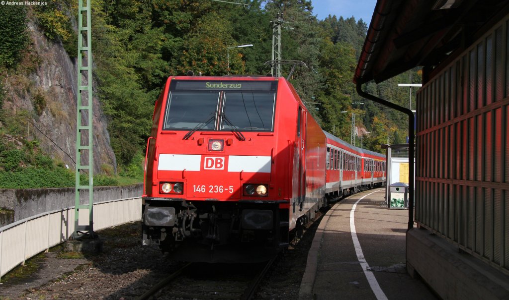 146 236-5  Triberg  mit der Sperrf 93161 (Triberg-km 61,8) im Bf Triberg 6.10.12