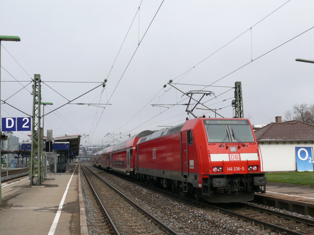 146 236 mit einem RE nach Karlsruhe Hbf hier beim Zwischenhalt in Donaueschingen. April 2010 