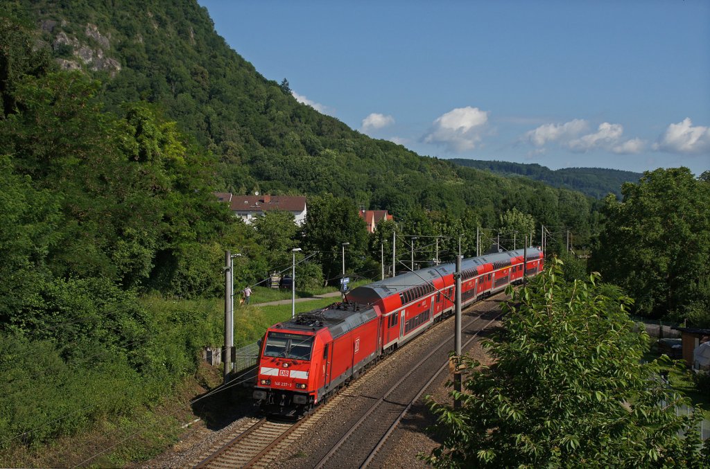 146 237-3 mit IRE 5309 Karlsruhe Hbf - Kreuzlingen/CH am Haltepunkt Singen-Landesgartenschau. Links der Hang des Hohentwiels. 10.07.12