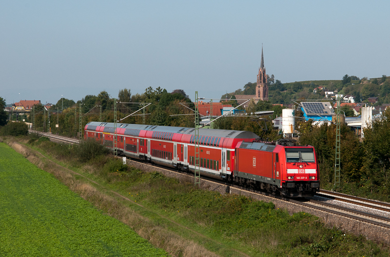 146 237-3 mit RB 26895 (Offenburg - Freiburg(Breisgau) Hbf) [Sonderleistung] am 25. September 2011 bei Teningen. Diese RB fuhr anlsslich des Papstbesuchs in Freiburg und wurde durch 2 Wagen des RMV verstrkt.
