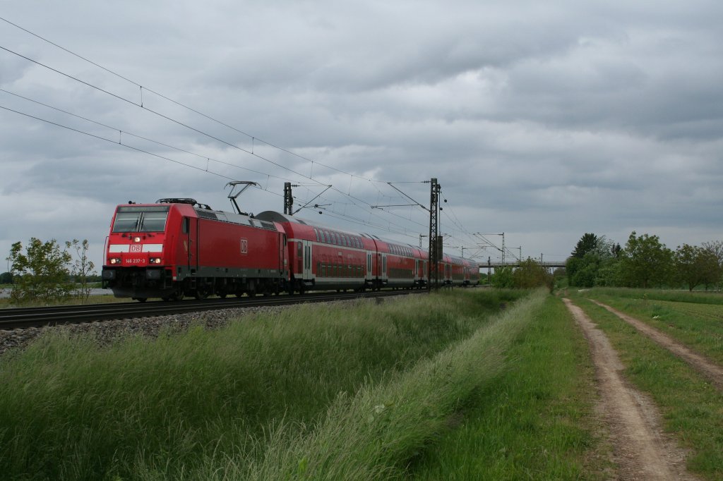 146 237-3 mit einer RB nach Neuenburg (Baden) am 23.05.13 bei Hgelheim.