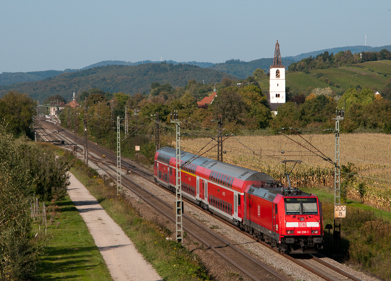 146 238-1 am 25. September 2011 mit dem RE 26512 (Basel Bad Bf - Offenburg) bei Denzlingen.