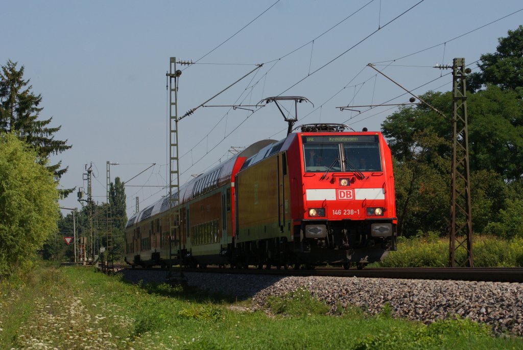 146 238-1 mit dem IRE nach Kreuzlingen bei der Durchfahrt durch Karlsruhe-Brunnenst�ck am 10.08.10