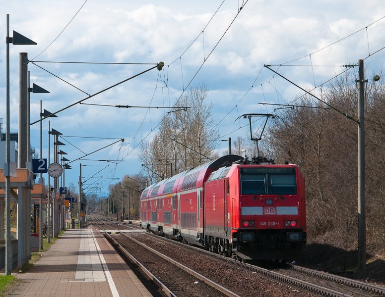 146 238-1 mit RE 4722 (Konstanz - Karlsruhe) am 27. Mrz 2010 in Konstanz-Wollmatingen.