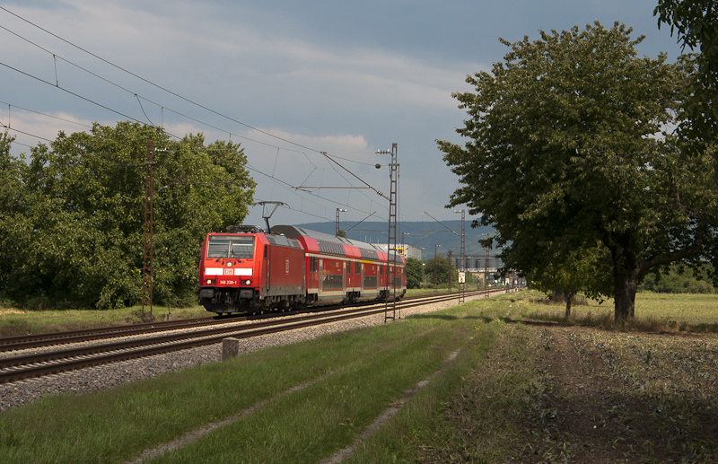 146 238-1 mit RE von Karlsruhe nach Offenburg am 6. August 2010 bei Muggensturm.