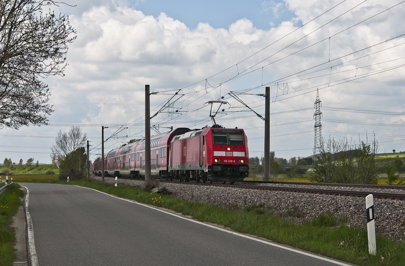146 239-9 + 146 235-7 mit dem  Sixpack  IRE 5191 (Karlsruhe Hbf - Kreuzlingen) am 22. Mai 2010 bei Neudingen.