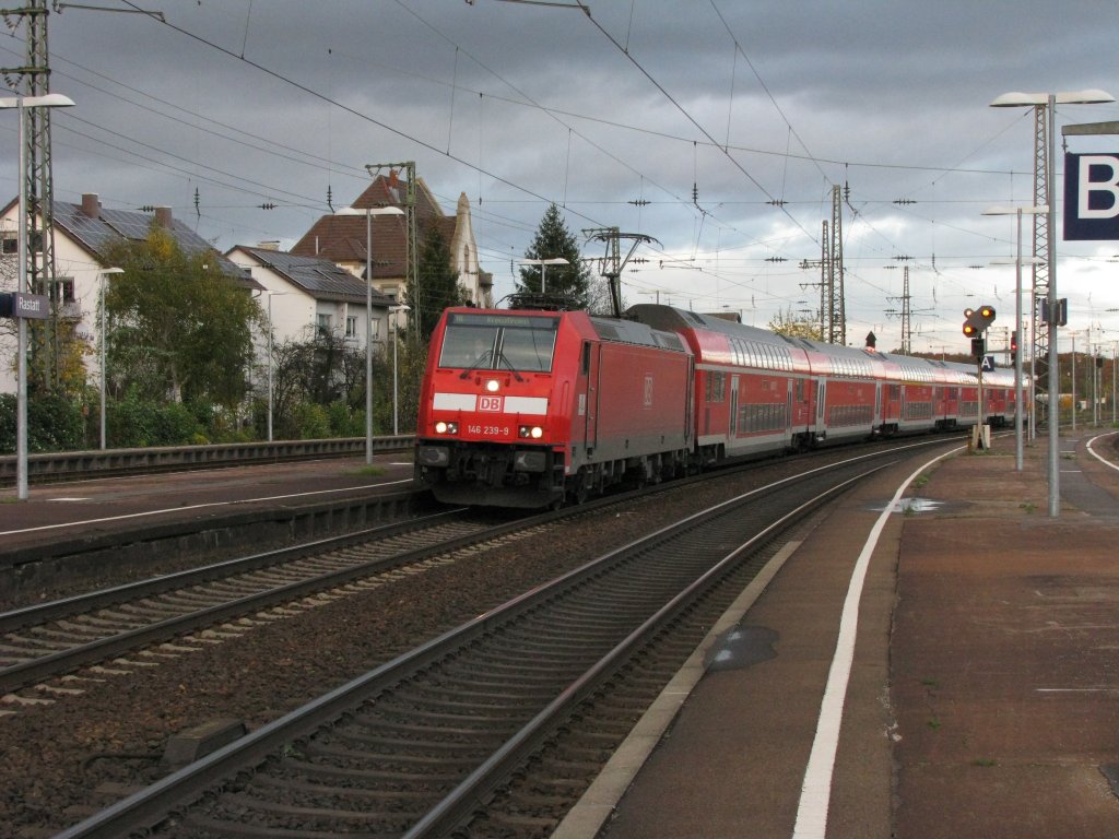 146 239-9 fhrt im HBf Rastatt ein am 4.November 2009
