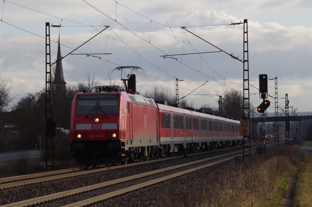 146 240 mit RE Wrzburg Hbf - Frankfurt (Main) Hbf am 02.01.2012 bei Thngersheim. 