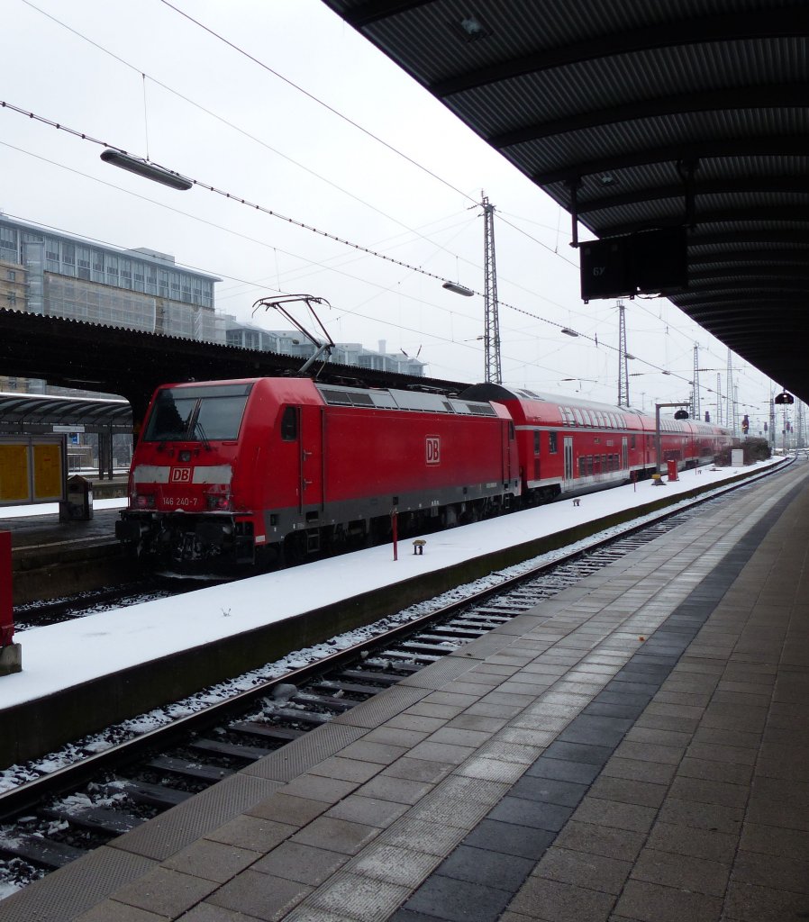 146 240 schiebt am 23.02.2013 seinen RE nach Wrzburg aus dem Frankfurter Hauptbahnhof.
 
