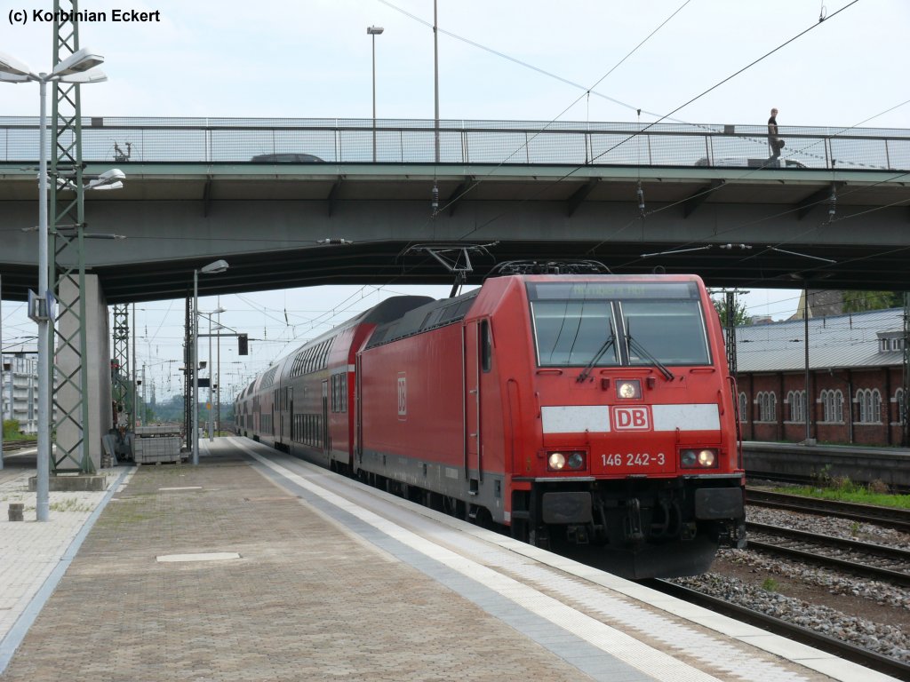 146 242-3 als RE 4246 erreicht 2 Minuten vor Plan den Hauptbahnhof von Regensburg, 11.08.2010
