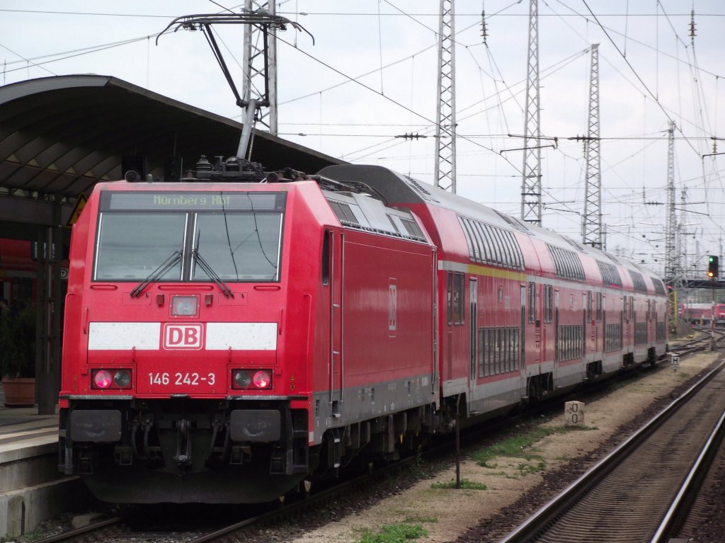 146 242-3 steht am 15. April 2011 mit einem RE nach Nrnberg im Bamberger Bahnhof auf Gleis 4.