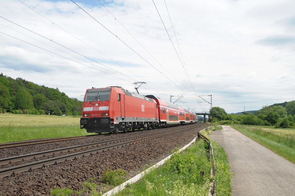 146 242 am 03.06.10 mit der RE Wrzburg-Frankfurt bei Wernfeld/Main