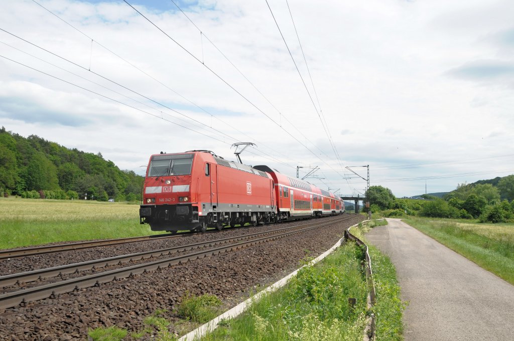 146 242 am 03.06.10 mit der RE Wrzburg-Frankfurt bei Wernfeld/Main