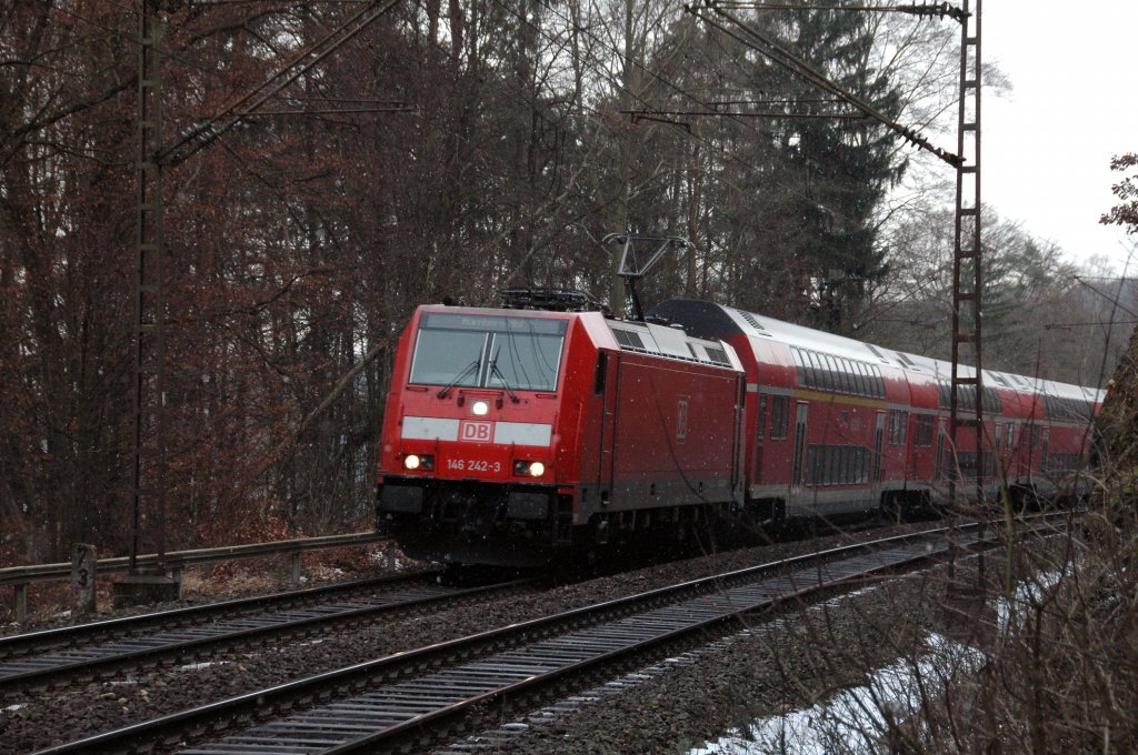 146 242 am 29.12.09 mit RE von Mnchen Hbf nach Nrnberg Hbf kurz nach der Donauberquerung bei Regensburg Mariaort.