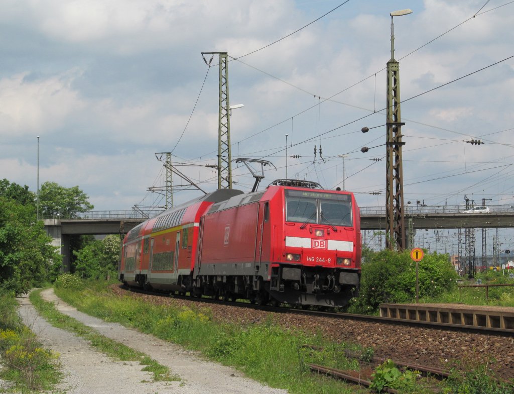 146 244-9 zieht am 19. Mai 2012 einen Regionalexpress von Frankfurt (Main) nach W�rzburg Hbf durch W�rzburg-Zell.