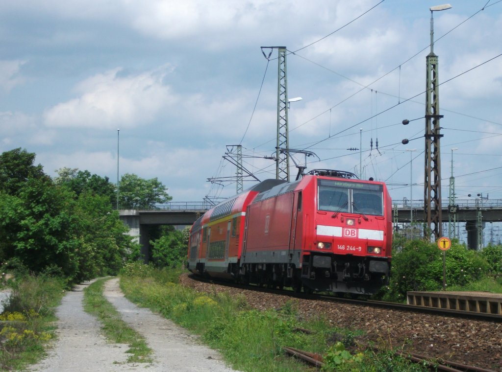 146 244 durchfhrt am 19.Mai 2012 mit einem RE nach Frankfurt(M)-Wrzburg, den Bahnhof Wrzburg-Zell.