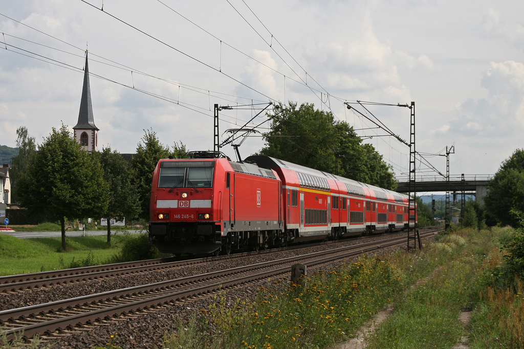 146 245 mit RE 4616 am 04.08.2010 bei Th�ngersheim im Maintal.