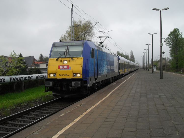 146 519-4 mit InterConnex 80004 von Warnemnde nach Leipzig Hbf bei der Durchfahrt im S-Bahnhof Rostock Holbeinplatz.(07.05.10)
