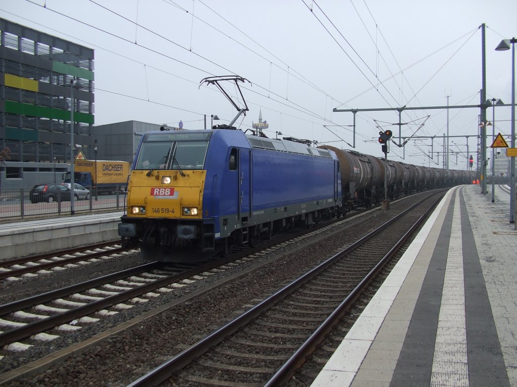 146 519-4 von RBB mit einem Kesselwagenzug durch Bielefeld. 01.02.2011.