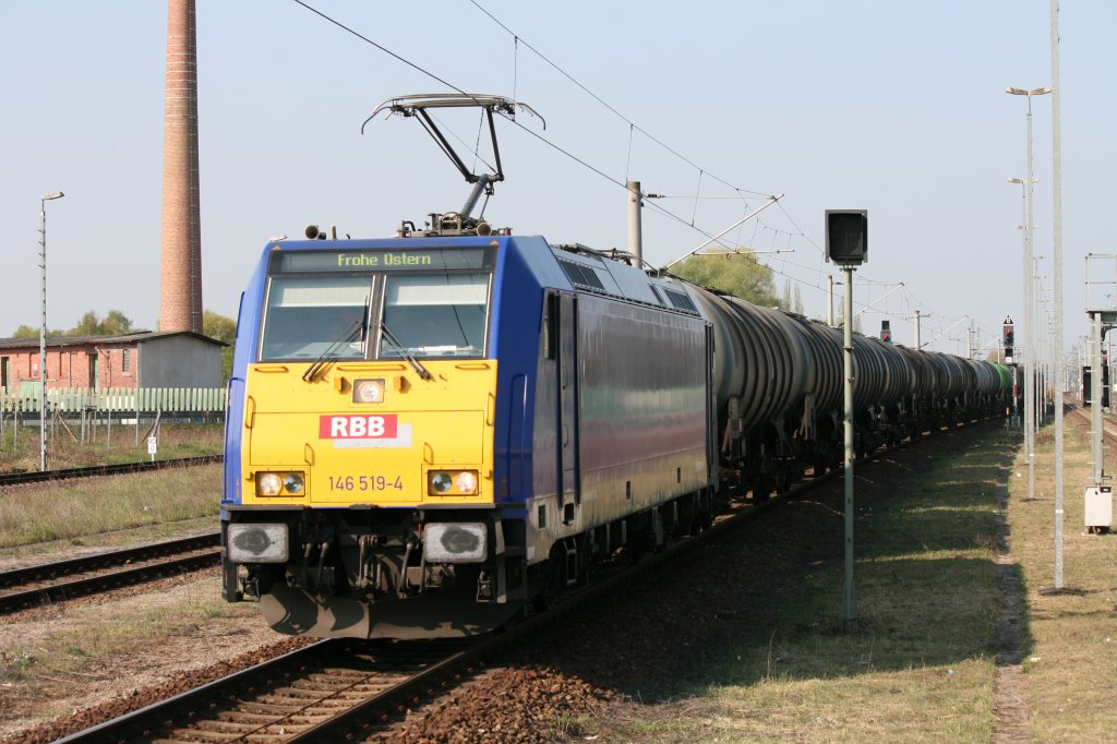 146 519-4 RBB mit Kesselwagenzug am 20.04.2011 in Rathenow
