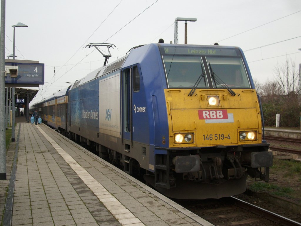 146 519 stand mit X 80004 schon wieder fr die Rckfahrt nach Leipzig in Warnemnde am 05.Dezember 2009 bereit.