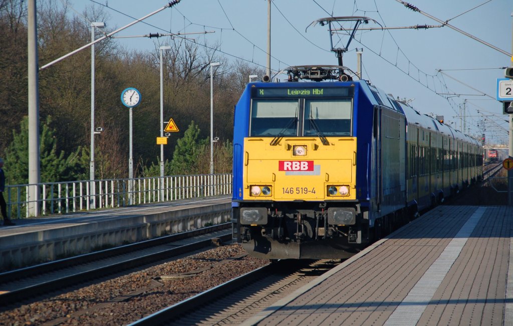146 519 berholt am 17.04.10 im Bahnhof Burgkemnitz eine RB.