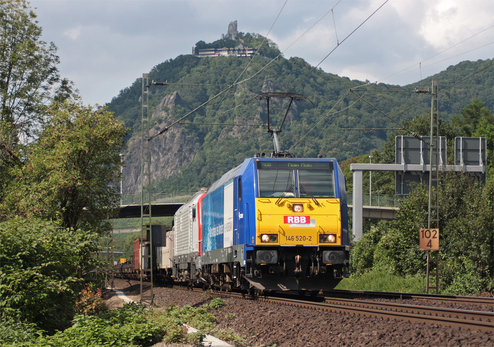 146 520-2 mit 037 518-4 F-CBR (kalt) und einem Gterzug Richtung Koblenz zwischen Rhndorf und Bad Honnef, 9.8.10