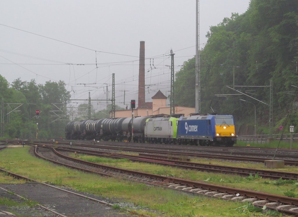 146 521-0 von InterConnex und 185 542-8 von Captrain ziehen am 28. Mai 2013 einen Kesselwagenzug in den Bahnhof Kronach.