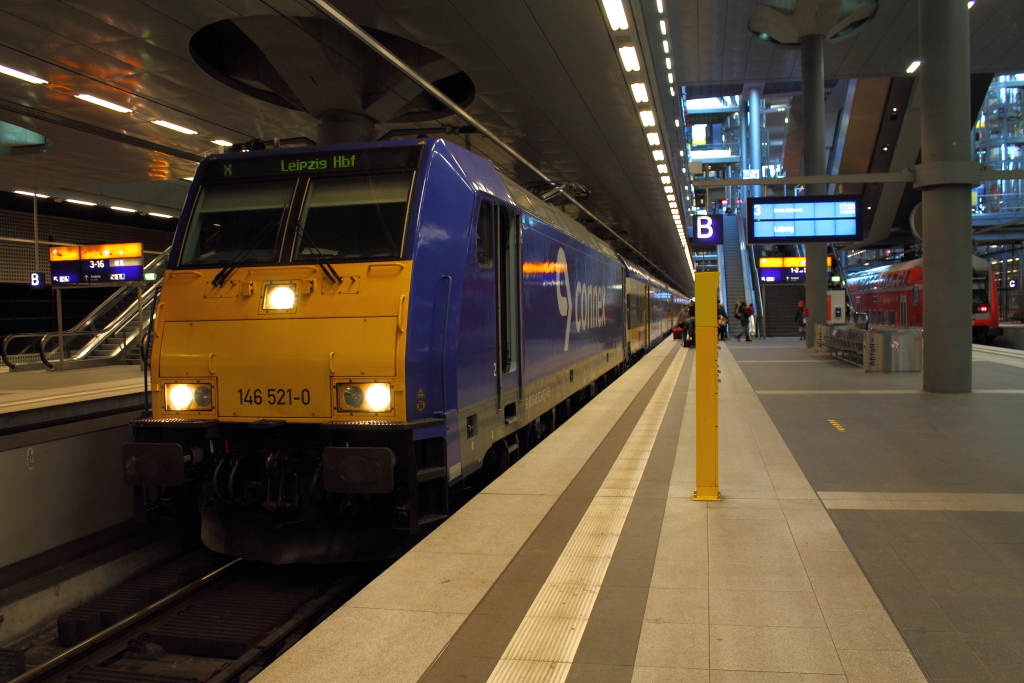 146 521-0 mit dem X 68904 von Warnemnde nach Leipzig Hbf beim Halt in Berlin Hbf (tief) am 23.03.2013.