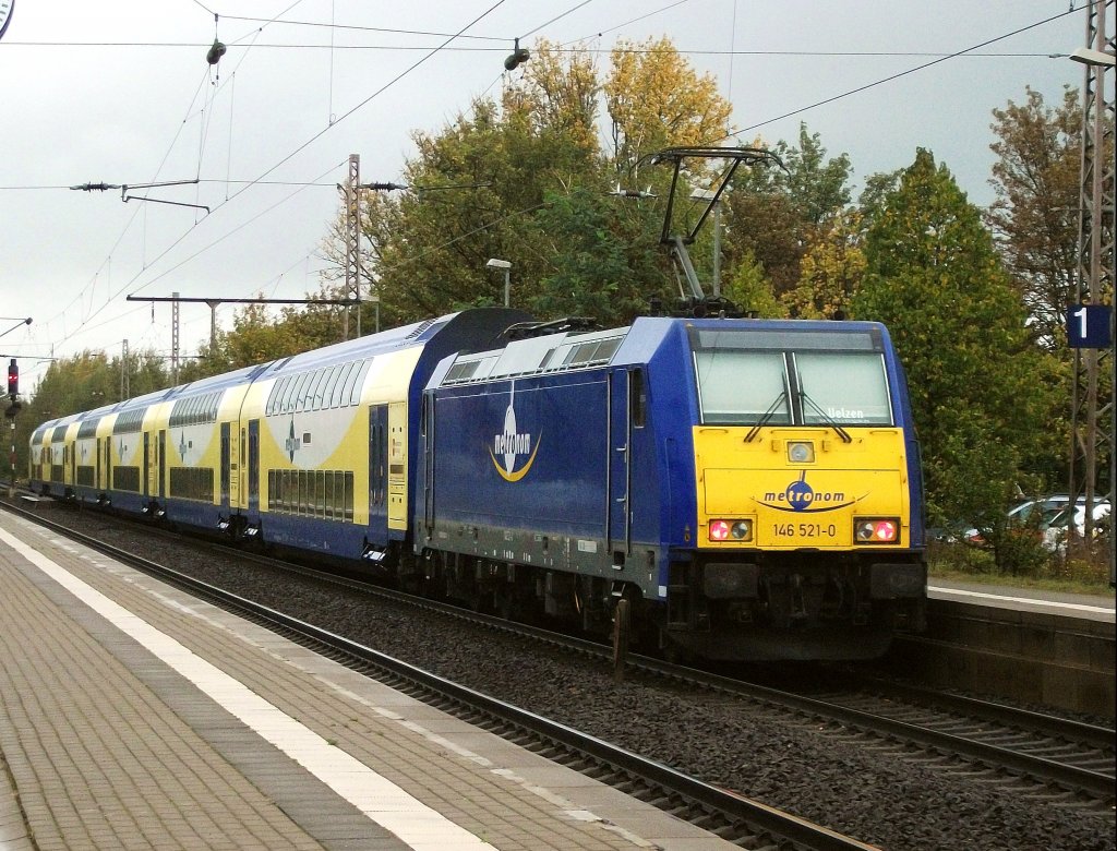 146 521 verlsst am 06.Oktober 2011 mit dem ME 82832 nach Uelzen den Bahnhof Sarstedt mit 20 min. Versptung.