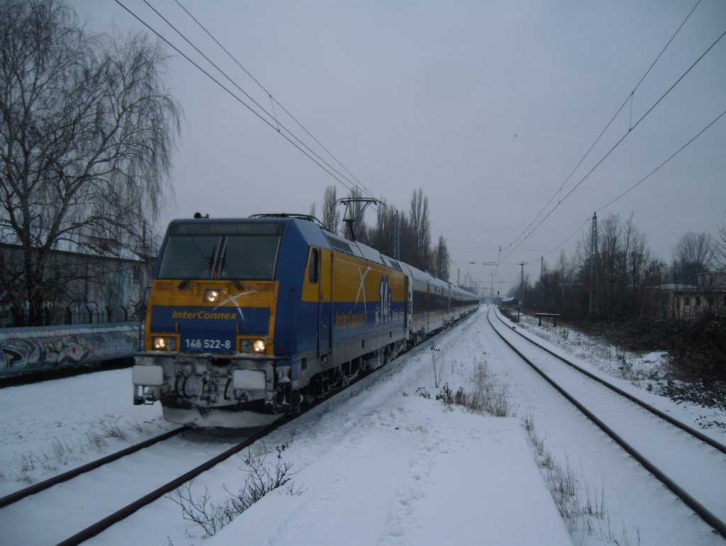 146 522 mit dem Inter Connex von Warnemnde nach Leipzig bei der Durchfahrt im Schneckentempo durch Rostock-Holbeinplatz. Grund ist eine S-Bahn, die dem Fernzug vorrausfhrt!
12.01.2010